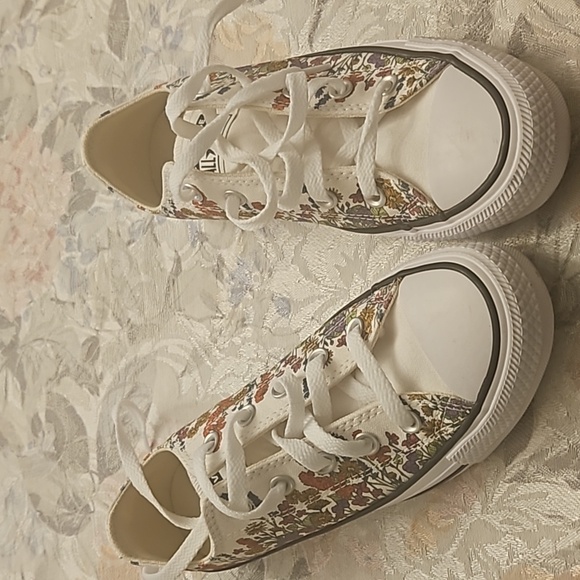 Near perfect Converse sneakers - Picture 4 of 4